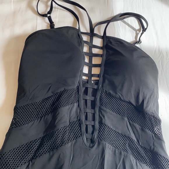 2/30$ **Once piece black swimsuit - Picture 1 of 6